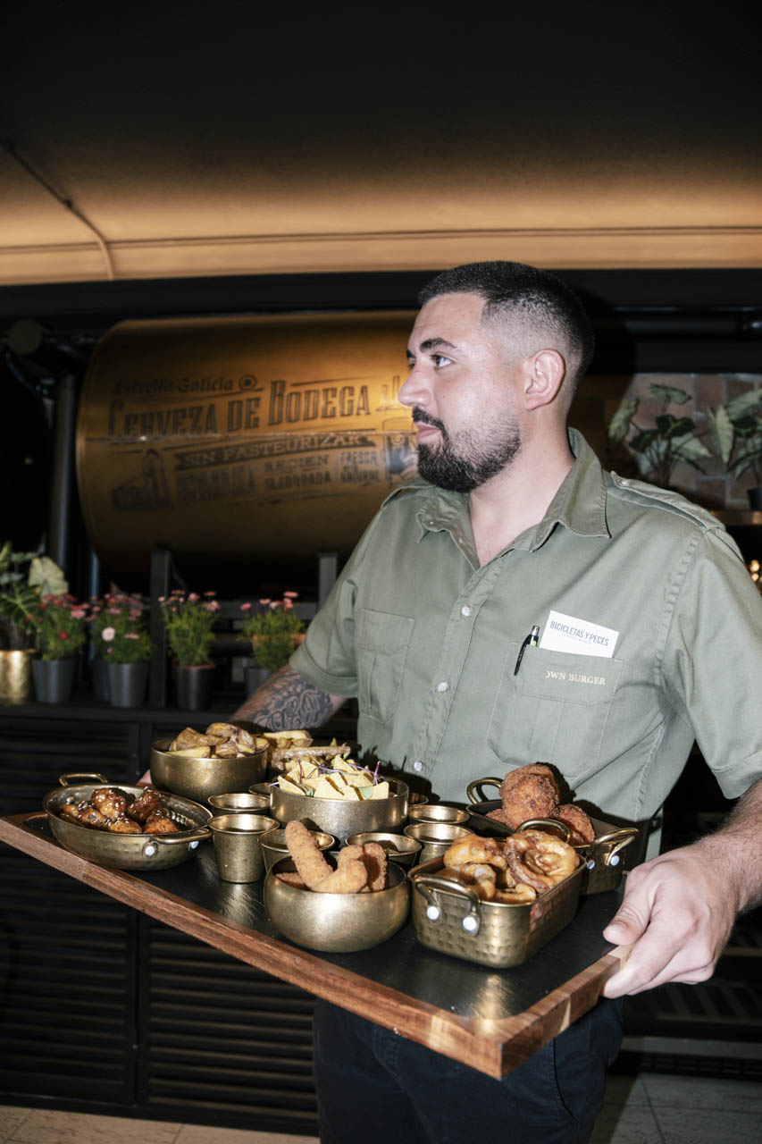 Camarero The Crown Burger servicio Palmanova